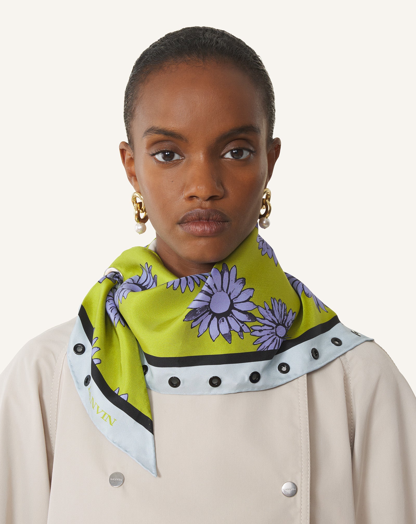 TRIANGLE SILK SCARF WITH MARGUERITE MOTIFS - Image 2