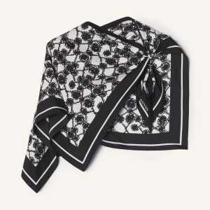 MARGUERITE MOTIF TOP WITH JEWELRY FASTENER