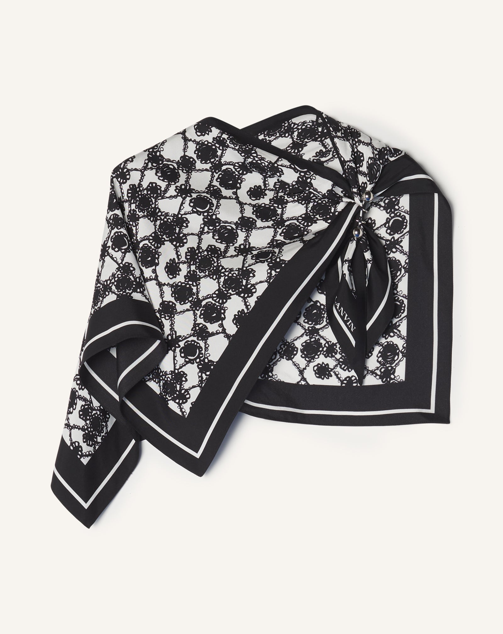 MARGUERITE MOTIF TOP WITH JEWELRY FASTENER