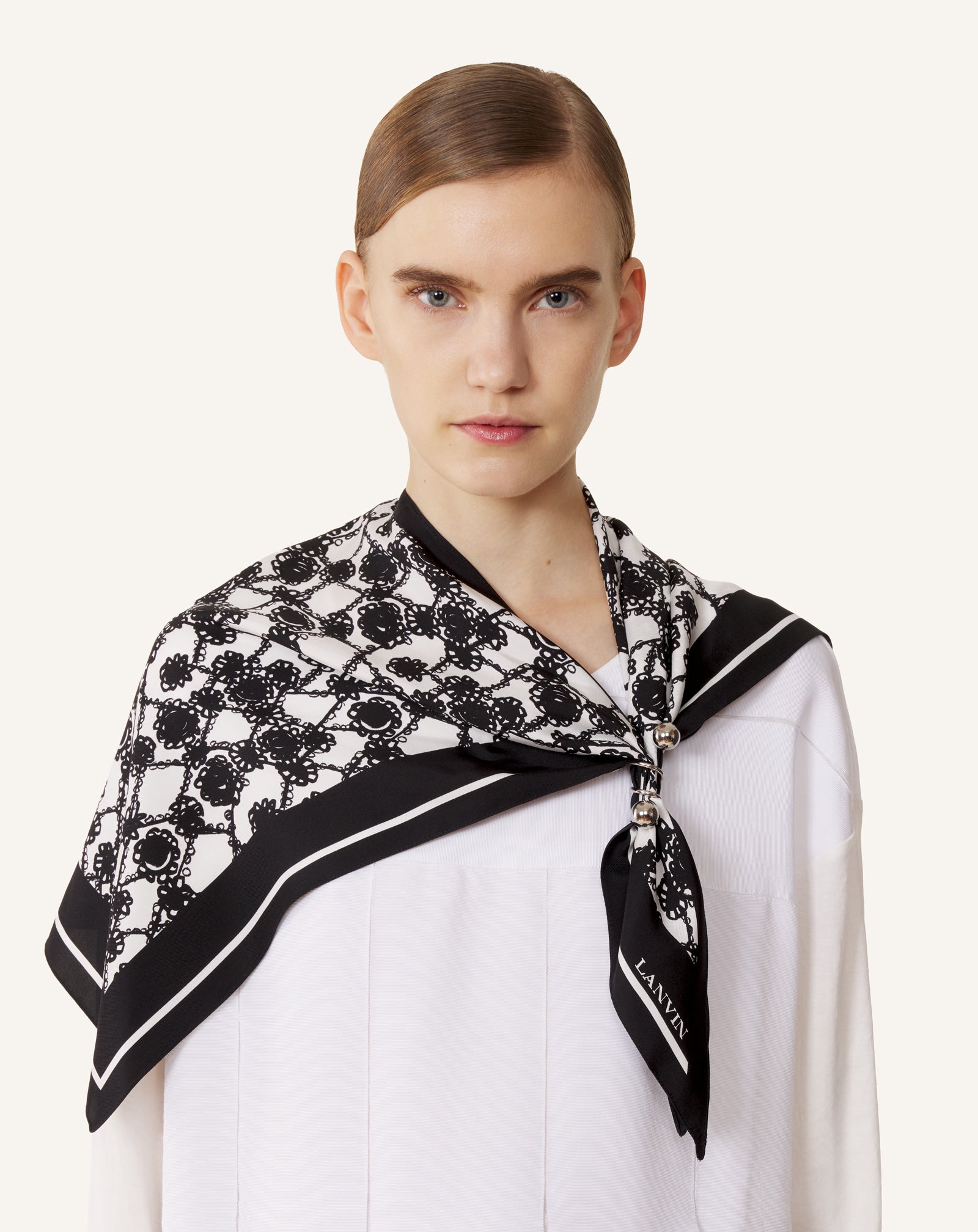 MARGUERITE MOTIF TOP WITH JEWELRY FASTENER - Image 2