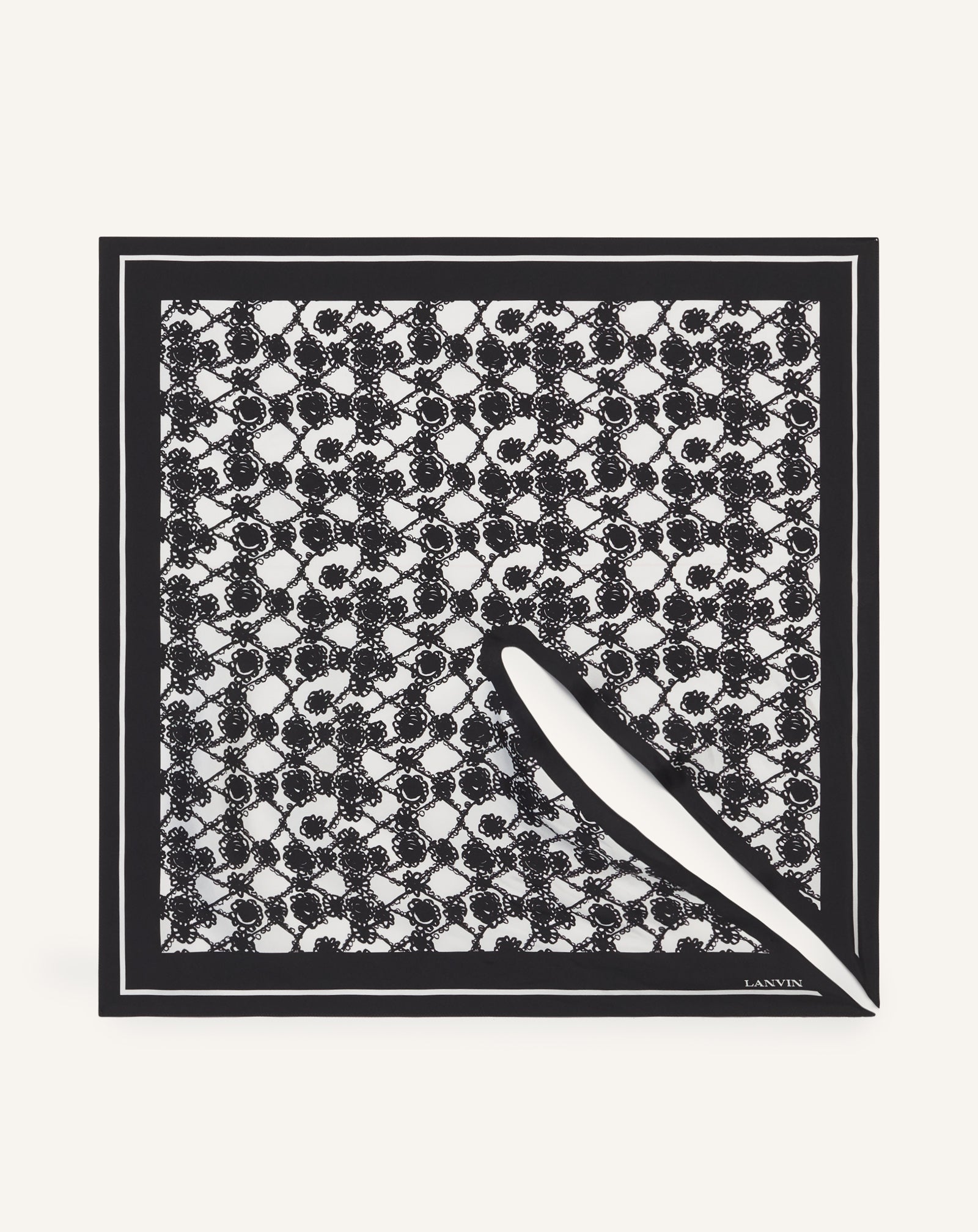 MARGUERITE MOTIF TOP WITH JEWELRY FASTENER - Image 3