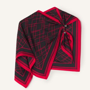 GRAPHIC DIAMOND MOTIF TOP WITH JEWELRY FASTENER