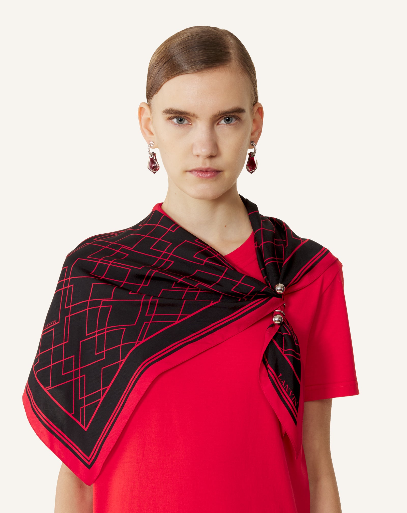 GRAPHIC DIAMOND MOTIF TOP WITH JEWELRY FASTENER - Image 2
