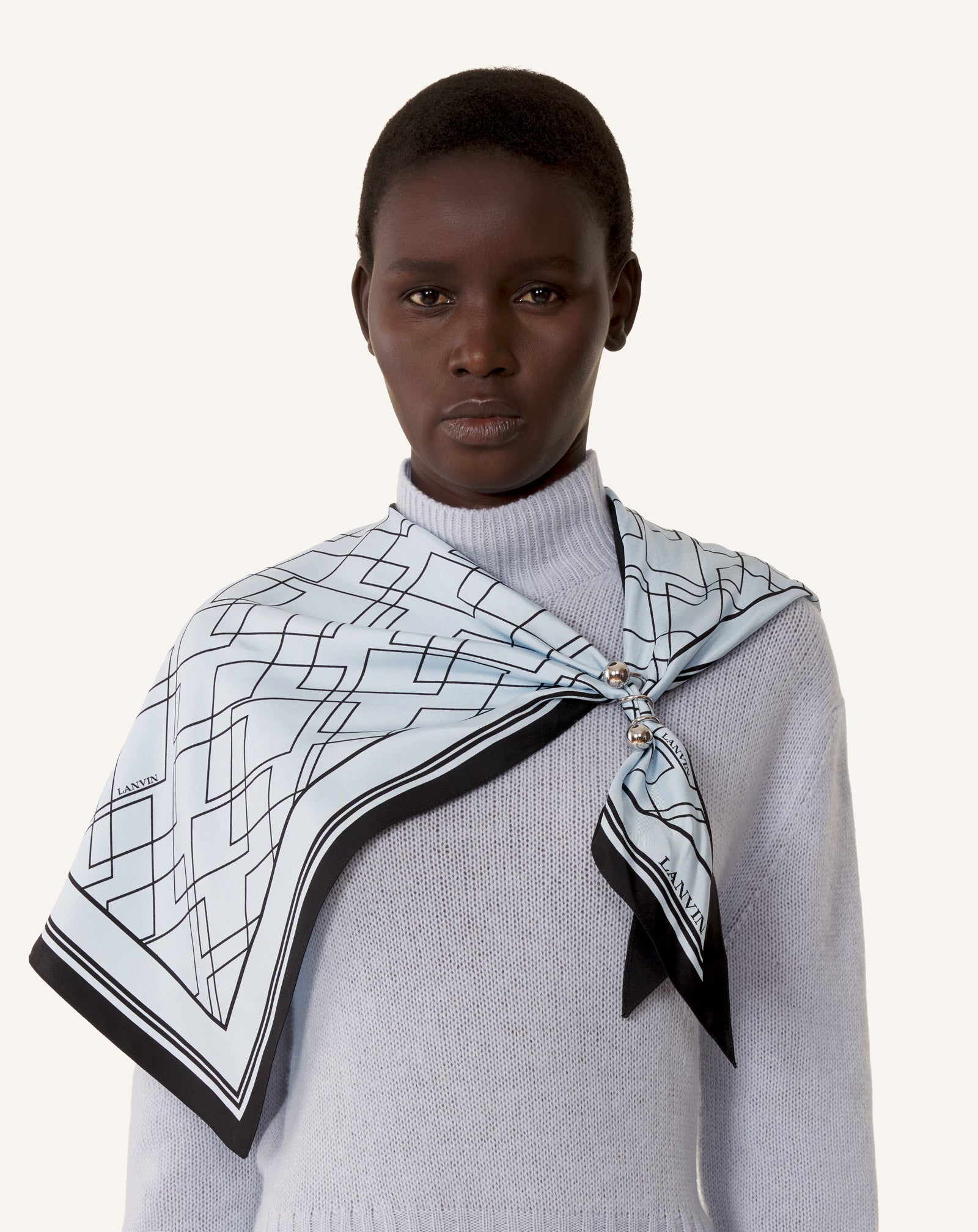 GRAPHIC DIAMOND MOTIF TOP WITH JEWELRY FASTENER - Image 2